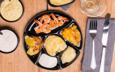 Raclette mit Garnelen und Früchten