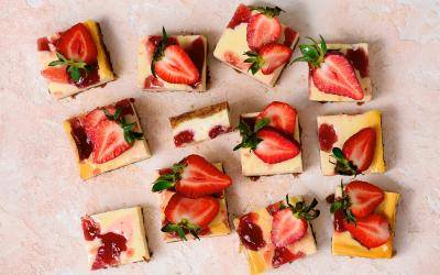 tirolmilch_header_erdbeer-swirl-cheesecake_shutterstock_2453428745.jpg