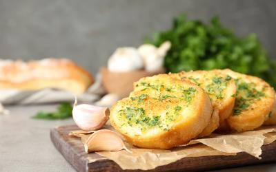 tirolmilch_header_knoblauchbrot_shutterstock_1519675037.jpg